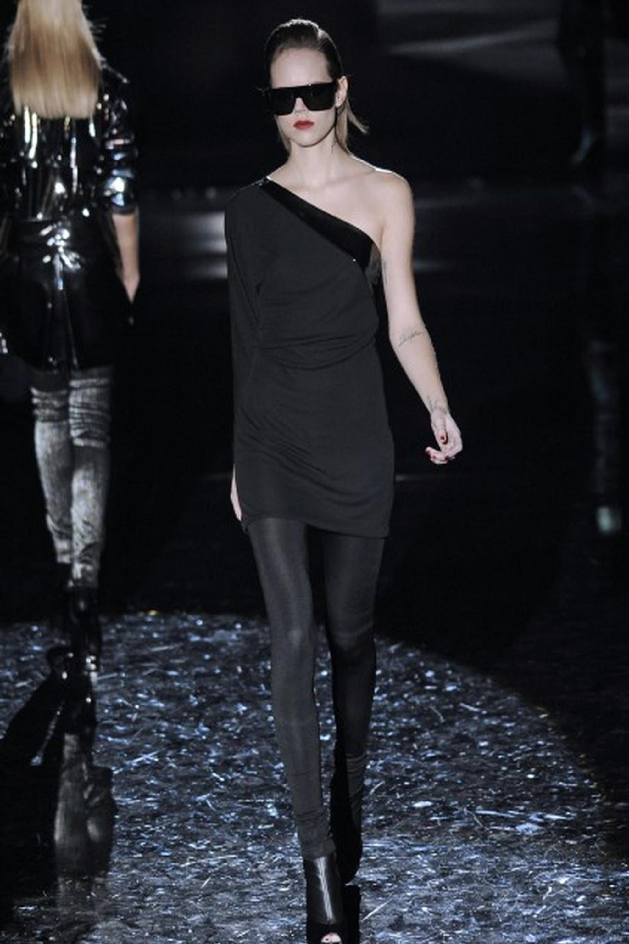 GUCCI F/W 2009 RUNWAY ONE-SLEEVE DRESS — BLACK WITH PATENT LEATHER TRIM
